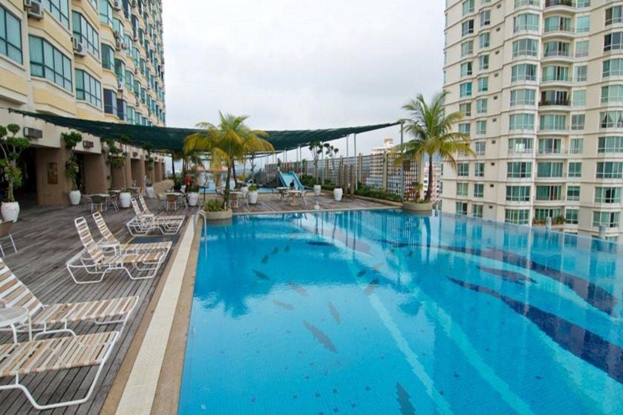 מלון ג'ורג' טאון Ascott Gurney Penang מראה חיצוני תמונה The swimming pool at the 33rd floor of the complex