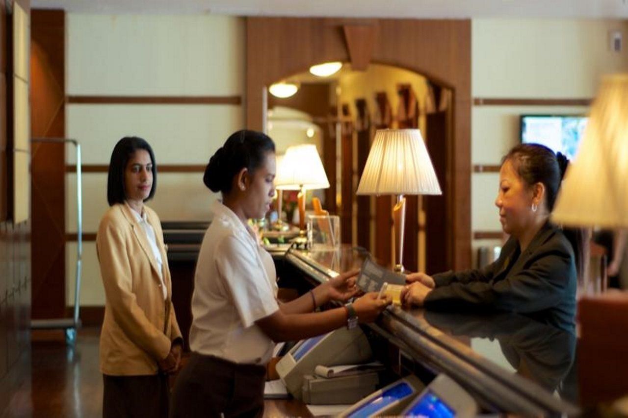 מלון ג'ורג' טאון Ascott Gurney Penang מראה חיצוני תמונה A hotel receptionist at work